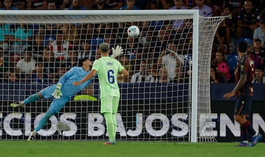 Voló, pero Pablo Combos no subió a la pelota.