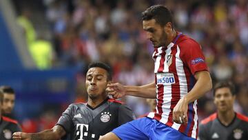 Koke se lleva el balón ante Thiago.