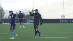 Eduardo Coudet da indicaciones durante un entrenamiento. Tambi&eacute;n aparecen en la imagen Franco Cervi y Jeison Murillo.