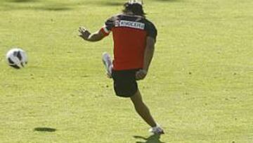 <b>PROBÓ. </b>Falcao ensayando los tiros libres junto a Gabi y Simeone.