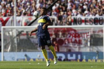 El xeneize ganó 4-2 en el Monumental. Fabra fue titular y Tévez el mejor del partido