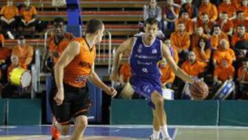 Jordi Trias bota el bal&oacute;n en un partido contra el Fuenlabrada.