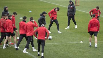 Simeone mira a Jo&atilde;o F&eacute;lix ayer en la sesi&oacute;n del Atl&eacute;tico. 