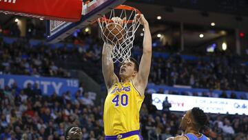 Ivica Zubac anota durante el partido entre Oklahoma City Thunder y Los Angeles Lakers.