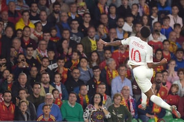 England's forward Raheem Sterling celebrates after scoring during the UEFA Nations League football match between Spain and England on October 15, 2018 at the Benito Villamarin stadium in Sevilla. (Photo by JORGE GUERRERO / AFP)