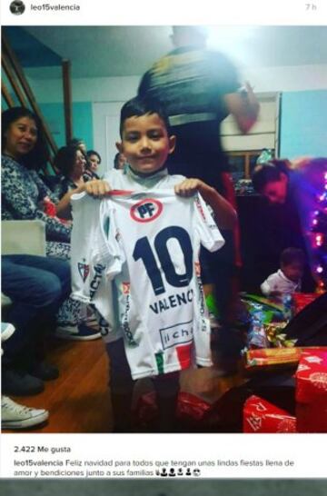 El volante de Palestino mostró en su instagram a su hijo con su camiseta y un mensaje para sus fans. 