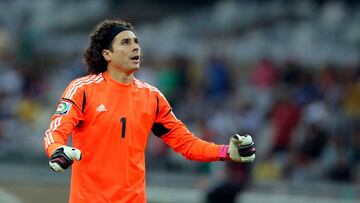 El guardameta mexicano vivió su peor noche desde su llegada a Bélgica, pues al final su equipo terminó vapuleado 4-0 por el Zolte Waregem.