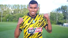 El futbolista mexicano Orbelín Pineda, posa con la camiseta del AEK Atenas.