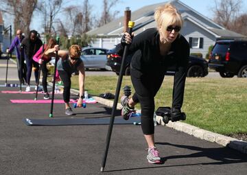  Jamie Benedik es instructora de tres gimnasios en West Islip, un barrio del condado de Suffolk en el estado estadounidense de Nueva York, durante estos días ha visto como han cerrado todos los recintos deportivos donde trabaja debido a la pandemia del Co