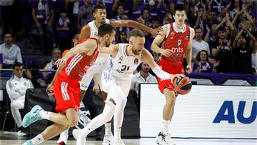 Dzanan Musa conduce una transición del Madrid ante el Estrella Roja el pasado 21 de octubre.