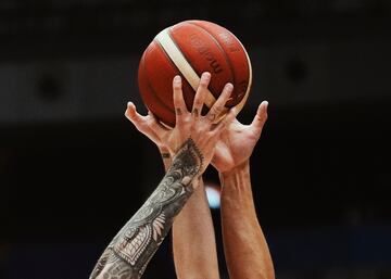 Salto inicial entre Juancho Hernángomez y Leonardo Meindl.