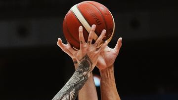 Salto inicial entre Juancho Hernángomez y Leonardo Meindl.