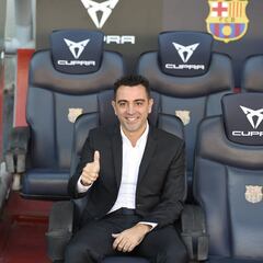Xavi alcanza a Koeman