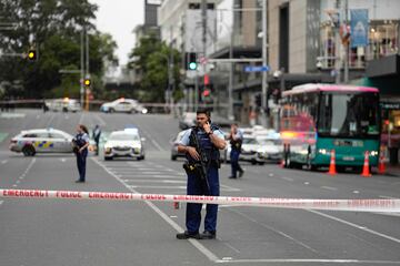 La polic¨ªa ha reportado la muerte de tres personas y otras seis fueron heridas. El autor de los hechos ha fallecido en el acto.