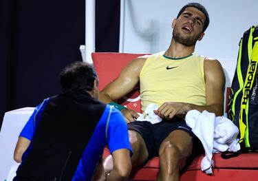 El tenista murciano, Carlos Alcaraz, se enfrentaba en Río de Janeiro a Thiago Monteiro. Pero el español se torció el tobillo derecho cuando apenas se habían disputado dos puntos de su duelo de primer ronda. Aunque logró continuar, decidió retirarse tras el segundo juego, con el marcador igualado (1-1 en 18 minutos, tres o cuatro de actividad real). El percance sufrido pone en peligro su participación en la exhibición que tiene previsto disputar en Las Vegas (Estados Unidos) contra Rafa Nadal el 3 de marzo.