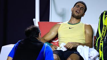 Carlos Alcaraz es atendido en Río.