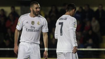 Real Madrid&#039;s French forward Karim Benzema (L) misses an attempt on goal beside Real Madrid&#039;s Portuguese forward Cristiano Ronaldo during the Spanish league football match Villarreal CF vs Real Madrid CF at El Madrigal stadium in Villareal on De