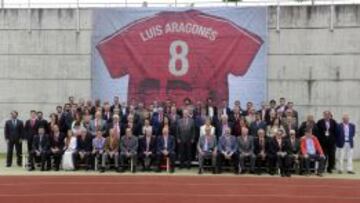 Los homenajeados posan junto a la camiseta gigante de Luis Aragonés.