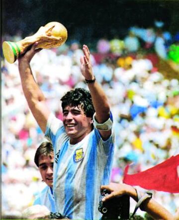 Campeón Mundial en México 86 tras el triunfo de la Albiceleste por 3-2 sobre Alemania. Sin duda, en la cúspide de su carrera.