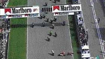 <b>CARDOSO NO VIO A CHECA PARADO.</b> A Checa se le caló la moto en la parrilla y se quedó parado. Cardoso le alcanzó y le embistió por detrás.