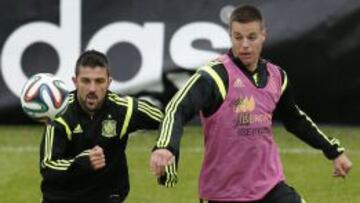 Azpilicueta disputa un balón con Villa en el entrenamiento.