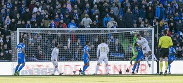 El jugador del Real Madrid, Varane, y el portero del Getafe, Soria, saltan hacia el balón en la jugada del 0-1.