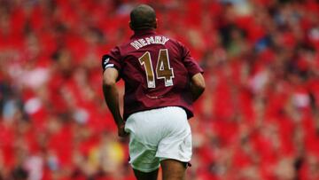 Subastan por casi 18.000€ una camiseta de Henry del Arsenal