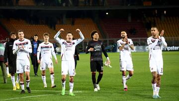 Jugadores del Salernitana festejan el triunfo en contra del Lecce.