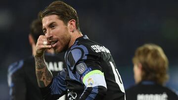 Sergio Ramos celebrando uno de sus dos tantos ante el Nápoles en el estadio de San Paolo.
