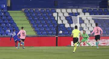 Ocasión de Cucho Hernández. El colombiano chutó y Neto, con la mano, desvió el balón al larguero de su portería.