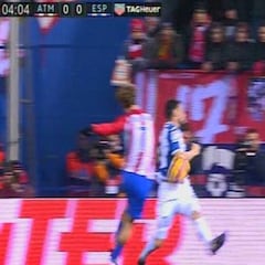 El Atlético reclamó un penalti por mano de Javi Fuego