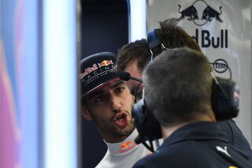 Daniel Ricciardo hablando con uno de sus ingenieros. 