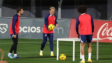 Griezmann, sonriente junto a Koke y Witsel.