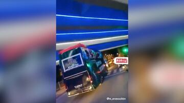 Un equipo celebraba el ascenso en el bus y entran a un túnel: lo que sucedió pudo ser trágico...