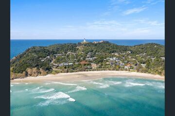 As se ve la casa desde el aire, con las olas de Byron Bay delante. 