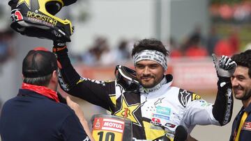 Rockstar Energy Husqvarna Factory Racing&#039;s Chilean biker Pablo Quintanilla, waves from the podium during the start of the 2018 Dakar Rally, ahead of the rally&#039;s Lima-Pisco Stage 1, in Lima on January 6, 2018.
 The 40th edition of the Dakar Rally will take competitors through Peru, Bolivia and Argentina until January 20. / AFP PHOTO / Cris BOURONCLE