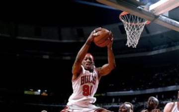 ‘El Gusano’, nacido en Trenton, llenó de color (y polémica) los años dorados de los Chicago Bulls de Michael Jordan. Se formó en la Universidad Estatal del sur de Carolina y llegó a la NBA en 1986 de la mano de los Detroit Pistons, con quienes levantó el Larry O’Brien en dos ocasiones (1989, 1990) y la condecoración al ‘Mejor Defensivo’ del Año. En 1996 recaló en los Bulls y apuntaló el punto flaco del mítico equipo dirigido por Phil Jackson: los rebotes. Con él, Chicago llegó a la perfección y se consagró campeón tres veces consecutivas (1996-1997-1998).  