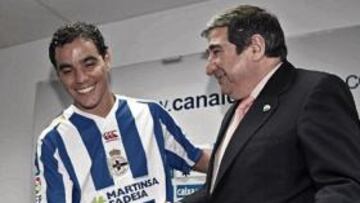 <b>LA ESTRELLA. </b>Omar Bravo, 28 años, releva a Guardado (21 años) como fichaje estrella.