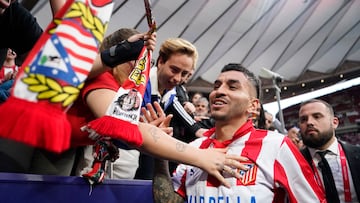 Soccer Football - LaLiga - Atletico Madrid v Real Betis - Metropolitano, Madrid, Spain - May 18, 2025 Atletico Madrid's Angel Correa during a lap of appreciation after the match REUTERS/Ana Beltran