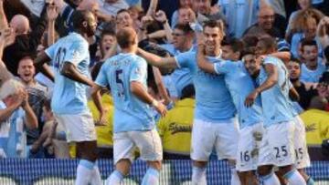 Los jugadores del Manchester City celebran uno de sus goles al United.