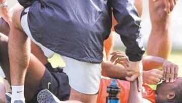 <b>DESILUSIONADO. </b>Samuel Etoo se retuerce de dolor ante la mirada de preocupación de los servicios médicos del club.