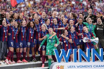 Las jugadoras muy felices tras recibir la Champions League. 