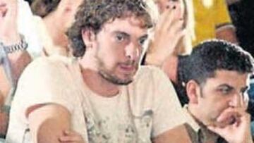 <b>APOYO. </b>Gasol, en el Palau, en el playoff Winterthur-Akasvayu.