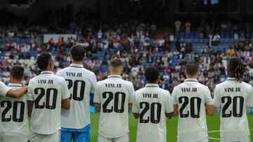 MADRID, 24/05/2023.- Jugadores del Real Madrid con camisetas de Vinicius Jr. en apoyo a su compañero por los actos racistas sufridos el partido pasado ante el Valencia este miércoles, durante el partido de LaLiga Santander entre el Rayo Vallecano y el Real Madrid, en el estadio Santiago Bernabéu de Madrid. EFE/ Kiko Huesca
