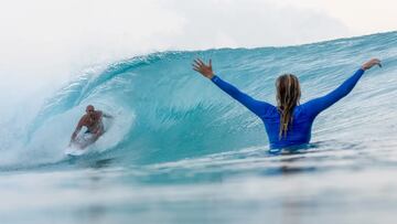 Kelly Slater en Surf Abu Dhabi, con Stephanie Gilmore celebrando el tubo del GOAT.