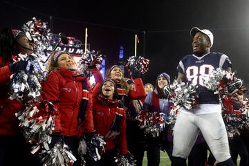 -"Venga chicas, vamos a decorar el árbol de Navidad" -"Pero Martellus, ¡que la Navidad fue hace un mes!" Martellus el locuelo.