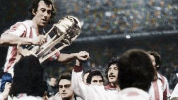 Adelardo alzado en hombros levanta la Copa Intercontinental ganada al Independiente de Avellaneda en el Vicente Calderón.