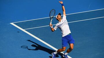 Djokovic gana a Shapovalov y saldrá número uno de Australia