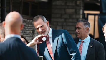 El Rey Felipe VI saluda a su llegada al almuerzo-clausura del 125? aniversario del Real Club Mar¨ªtimo del Abra-Real Sporting Club (RCMA-RSC), a 9 de octubre de 2023, en Getxo, Vizcaya, Pa¨ªs Vasco (Espa?a). El puerto deportivo del Real Club Mar¨ªtimo del Abra ¨C Real Sporting Club es un puerto deportivo gestionado por el Real Club Mar¨ªtimo del Abra y Real Sporting Club, situado en el municipio de Guecho, en la provincia de Vizcaya. Cuenta con 300 amarres, para embarcaciones de entre 6 y 25 m de eslora.
09 OCTUBRE 2023;REY;MONARQU?A;FELIPE;
H.Bilbao / Europa Press
09/10/2023