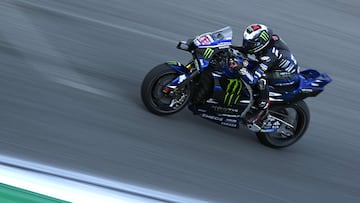 Álex Rins con la Yamaha de MotoGP durante los test en Tailandia.